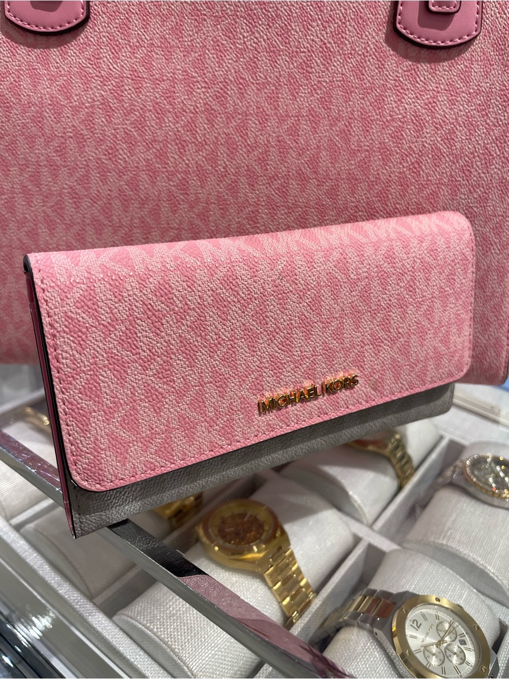 Michael Kors Jet Set Travl Signature Logo Tri-Fold Wallet Trifold 
Carnation
NWT - Picture 2 of 16
